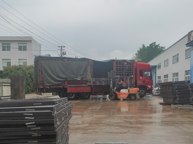 金用護欄2023年5月5日鋅鋼百葉窗裝車發(fā)貨！