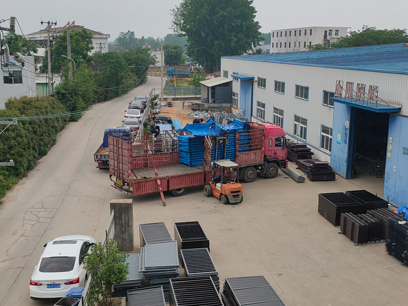 金用護(hù)欄2023年5月11日鋅鋼護(hù)窗欄桿裝車發(fā)貨！