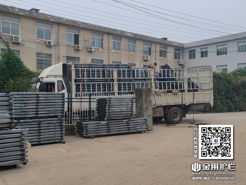 2023年10月9日鋅鋼陽(yáng)臺(tái)護(hù)欄裝車發(fā)貨！