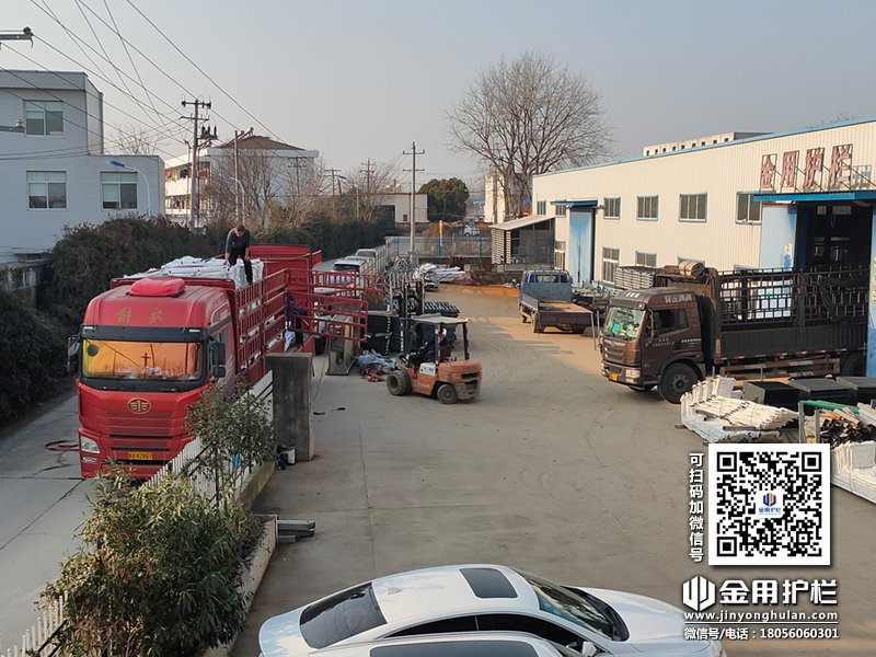 2024年1月6日鋅鋼空調(diào)護(hù)欄裝車發(fā)貨! 2024年1月6日鋅鋼空調(diào)護(hù)欄裝車發(fā)貨!