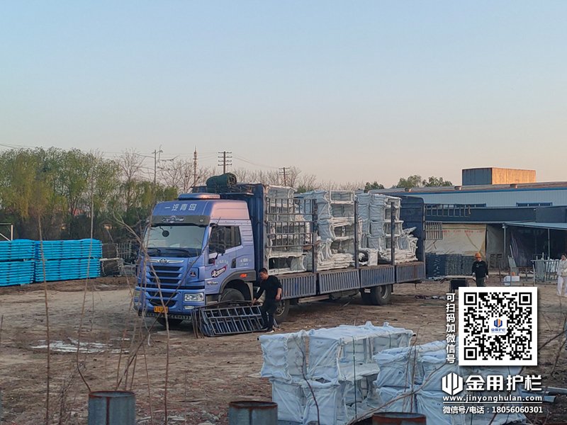 2024年4月3日鋅鋼空調護欄裝車發貨！