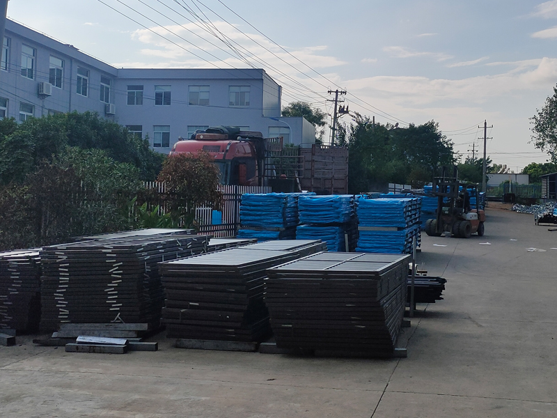 2024年8月31日鋅鋼欄桿百葉裝車發貨！