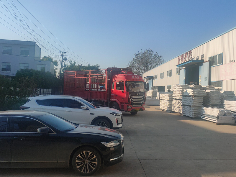 2024年10月31日鋅鋼連廊欄桿裝車(chē)發(fā)貨！