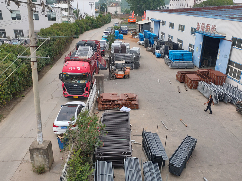 2025年6月4日鋅鋼玻璃護欄裝車發貨！